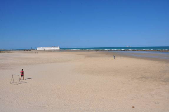 Futebol ao pé do Forte dos Três Reis Magos, em Natal - RN